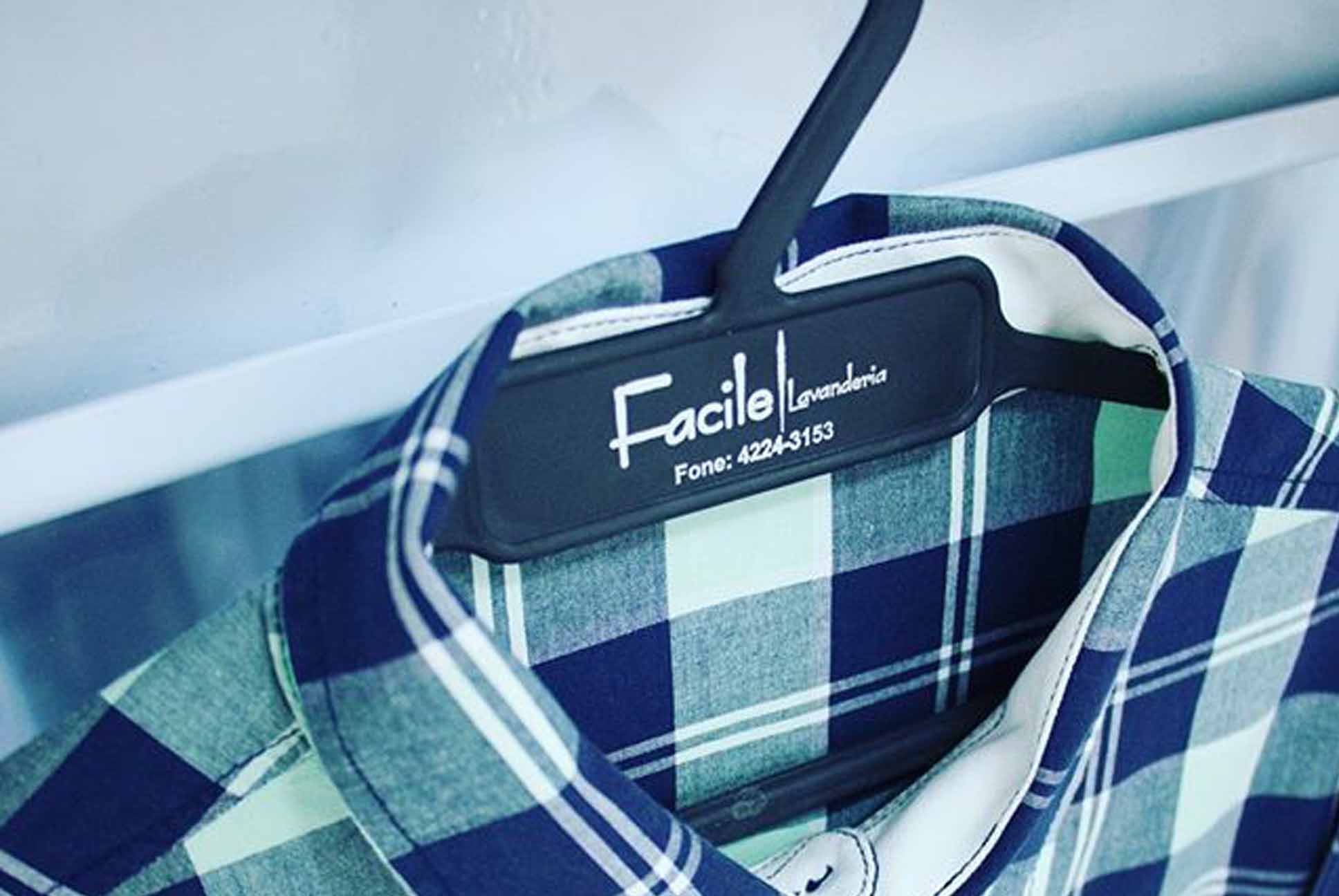 Camisa em cabide da Facile Lavanderia na promoção de devolução de cabides